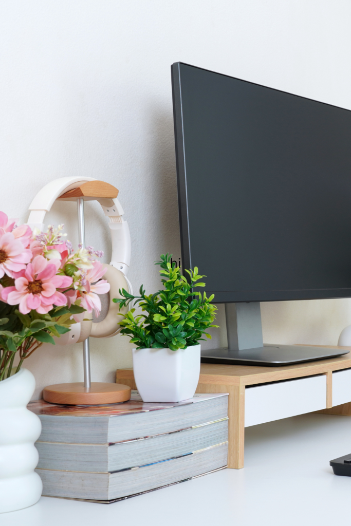 Easy ways to maintain an organized desk throughout the week. Desk organization hacks to enhance your work efficiency. Practical tips to organize your desk for a clearer mind. Simple methods to keep your desk clean and clutter-free. Essential desk organization hacks for busy professionals.